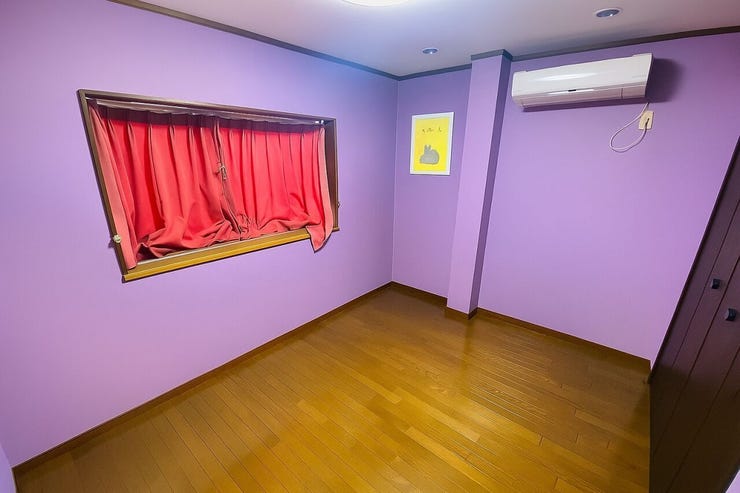 個性的なカラークロスが自慢の洋室★
※小物類を除去する修正を行っています。