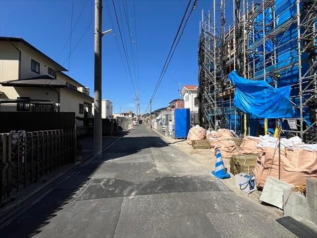 幅員約4.5mの南側前面道路です。西方面への一方通行ということもあり、車の通りも多くなく駐車がしやすいです。