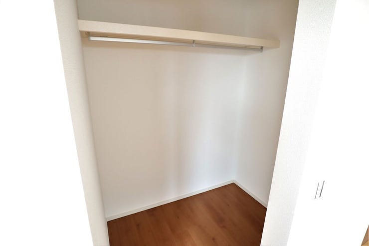 ウォークインクローゼット 同仕様
季節物の収納に便利なウォークインクローゼット!