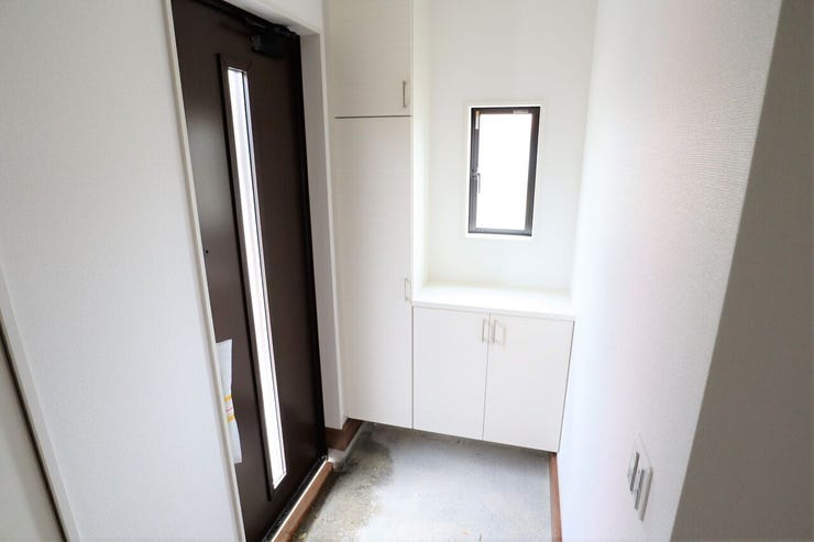 玄関 同仕様
シューズボックス付きの玄関♪
玄関がスッキリとお使いいただけます♪