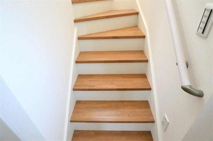 階段 同仕様
小さなお子様からご年配の方まで安心の手すり付き階段♪