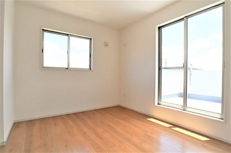 洋室 同仕様
2面採光で明るく風通しの良いお部屋です!