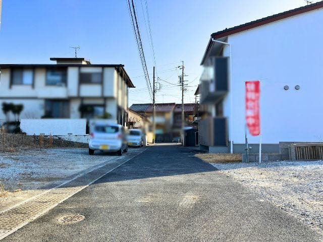 幅員約3mの前面道路です。セットバックが必要ですが、道路幅が広がるので車の出入れもしやすくなります。