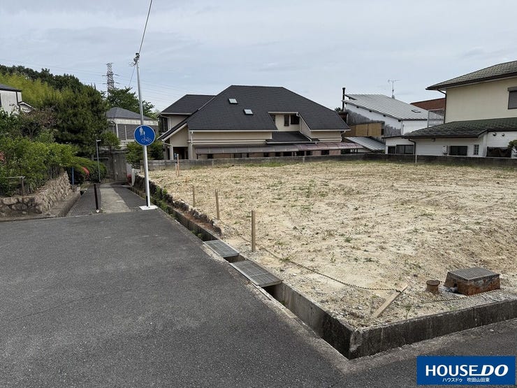 奥に見えるのが遊歩道です(遊歩道は歩行者・自転車専用です)