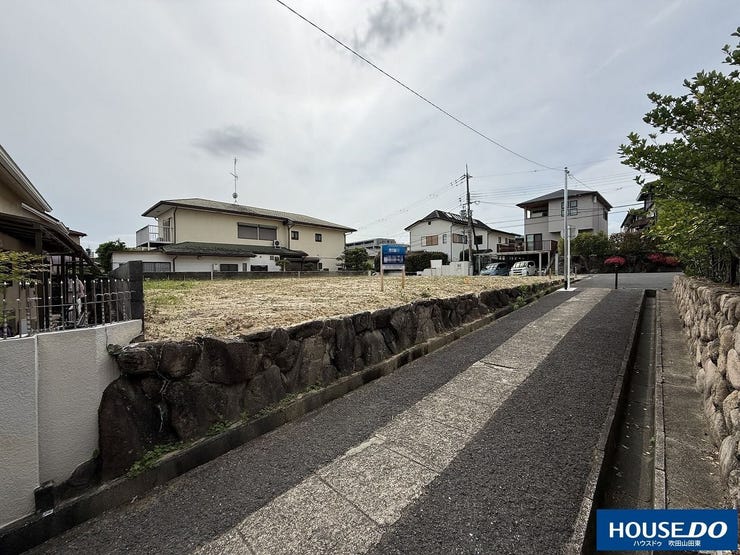 遊歩道側から見た本件土地です(遊歩道は歩行者・自転車専用です)