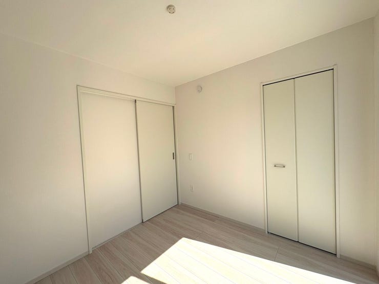 4.5帖の洋室。リビングと廊下から出入り可能ですので、ライフスタイルに合わせてご使用可能です。