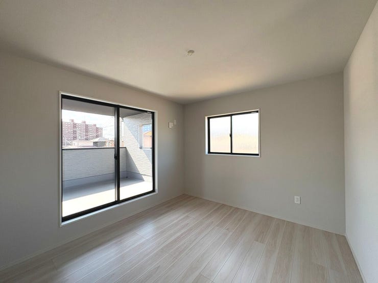 10.5帖の洋室。二面窓で開放感のある広々とした空間です。