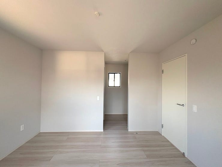 10.5帖の洋室。大容量収納が叶うウォークインクローゼットとフリースペース完備。在宅ワークも◎