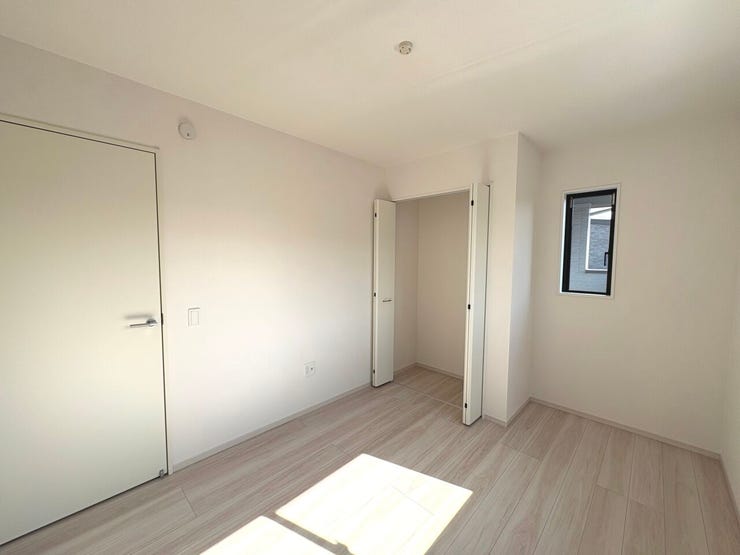 5.4帖の洋室。お子様の学校用品を収納できる収納スペース完備!