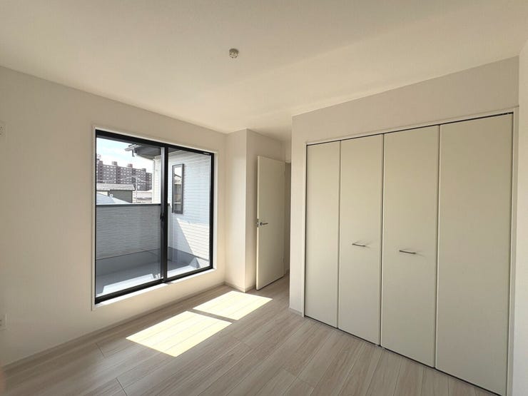 5.7帖の洋室。バルコニーに面しており、陽当たり良好です♪