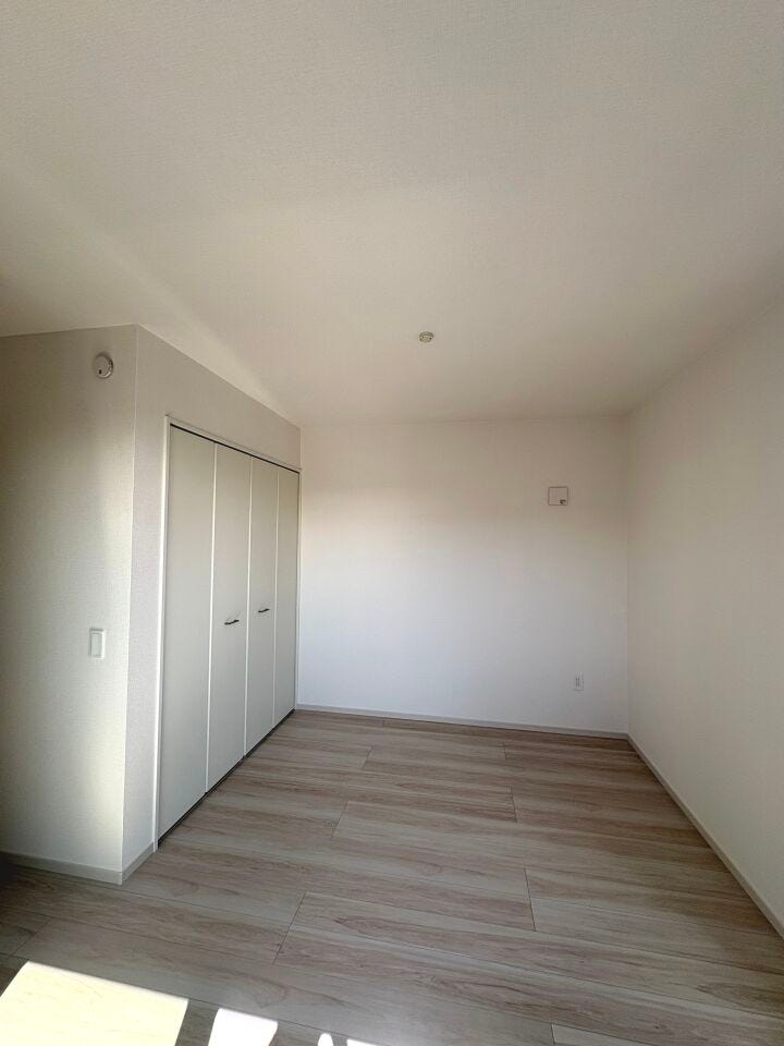 5.7帖の洋室。各居室に収納スペースを完備しており、お部屋がすっきりまとまります!