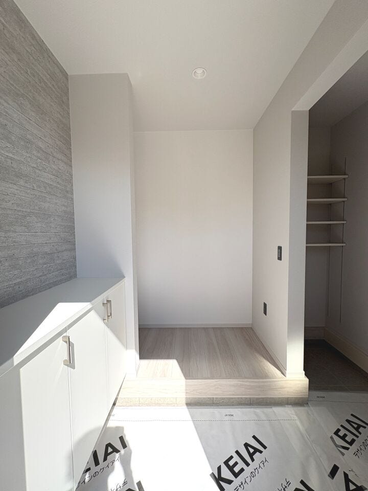 シューズクロークを完備しており、ベビーカーやアウトドア用品の保管にも便利ですね!