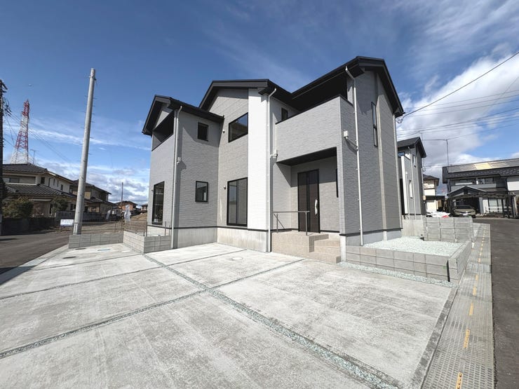 【外観】
駐車3台可能なカースペースを完備しております。