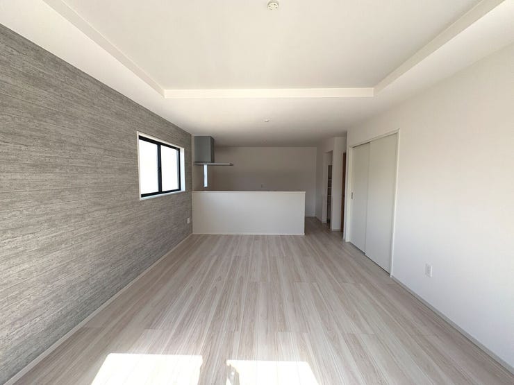 18.2帖のリビング。折上天井×アクセントクロスで解放感溢れるリビング空間です♪