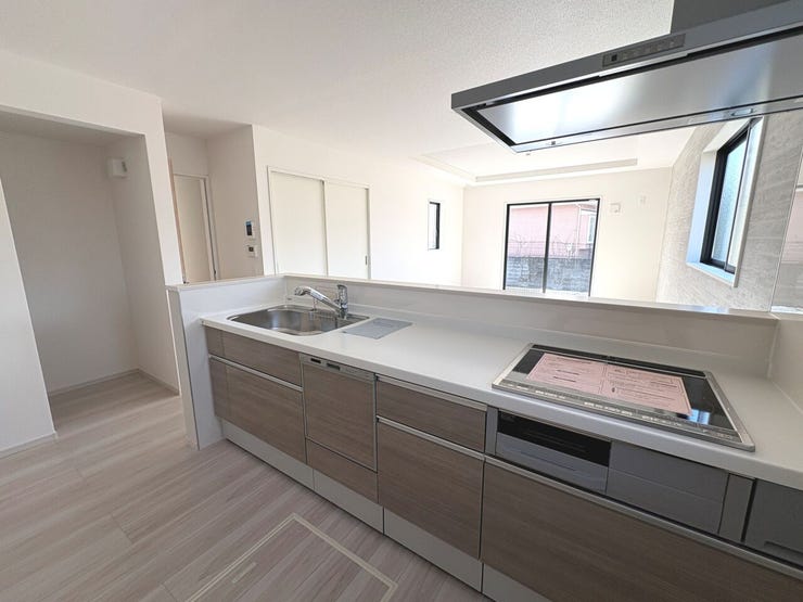 リビング全体を見渡せるシステムキッチン。IHクッキングヒーターや食洗機付きで家事ラク!