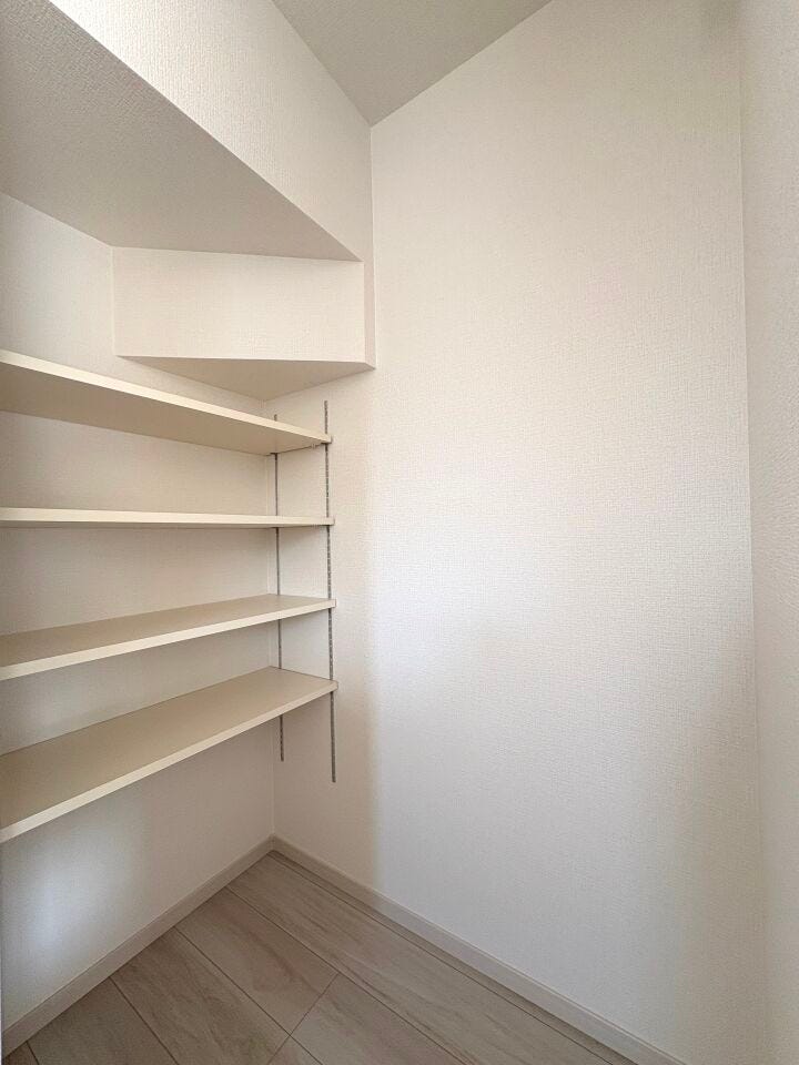 リビング横に可動棚付きパントリーを完備!食品を保管するのに便利です♪