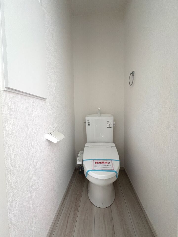 温水洗浄便座付トイレ。各階トイレで混雑時も安心です。