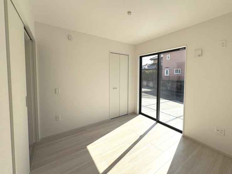 4.5帖の洋室。全室南向きにつき明るい陽の光が差し込みます♪日中は電気いらずで節約にも◎