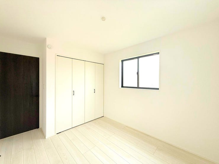 【洋室】
部屋の広さが適度なため、家具の配置やインテリアデザインがしやすく、狭すぎず広すぎない居心地の良い空間を作れます。
また、収納が豊富な間取りで部屋が散らかりにくく、掃除や片付けが楽に♪