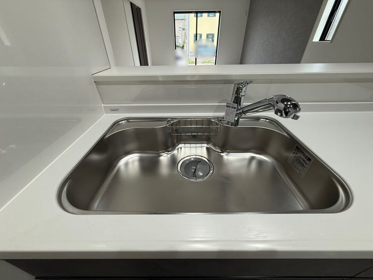 【いつでも安心でおいしい水を「浄水器付きシンク」】
水栓一体型の浄水器で、料理や飲料水にいつでも安心・安全なお水を使えます。
野菜洗いにも気兼ねなく使え、毎日の食卓を美味しく健康的にサポート。