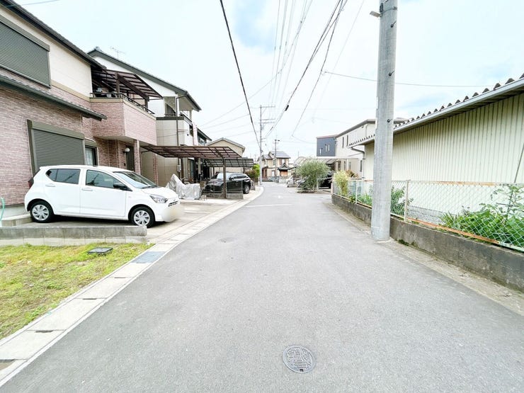 【程よい落ち着きと利便性を兼ね備えた道路幅】
通り抜けの車がスピードを出しにくいため安全性が高く、閑静な住宅街の良さを実感できます。
静かな暮らしとスムーズなカーライフを両立できる良い環境です。