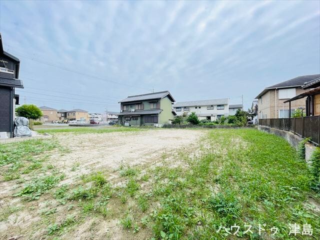 間口約4.3m。プランによっては駐車場もしっかりと確保できます。小学校まで徒歩9分通学に便利。