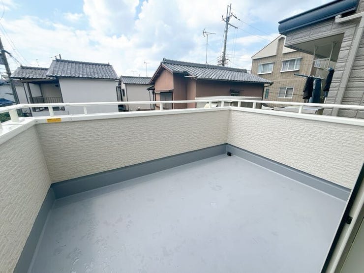 お天気の良い日はお布団も干すことができるワイドバルコニーです♪
