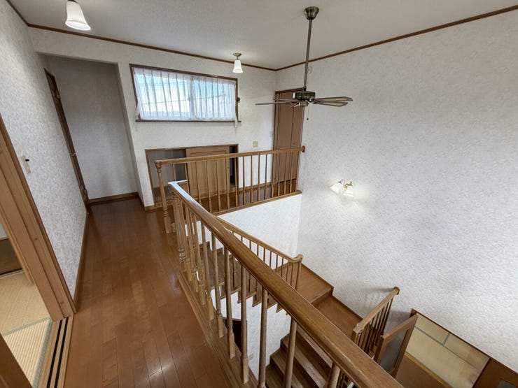 室内(2026年2月)撮影
◎現地案内予約受付中!◎
階段は踊り場があるため万が一転落した場合の落下距離を短くし、怪我のリスクを軽減できます!