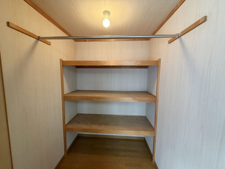 室内(2026年2月)撮影
◎現地案内予約受付中!◎
長い丈の衣類から小物まで整理整頓しやすい収納です!