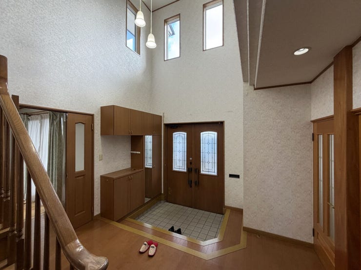 室内(2026年2月)撮影
◎現地案内予約受付中!◎
広々とした玄関はお子様の靴を履かせる補助もしやすく、ベビーカーや外遊びのおもちゃも置けて便利です◎