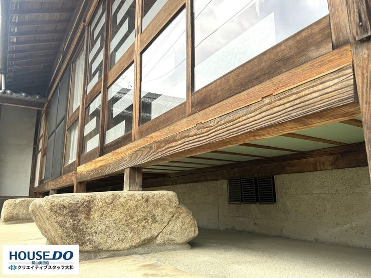 古風な踏石のある縁側
風情を感じられて素敵です