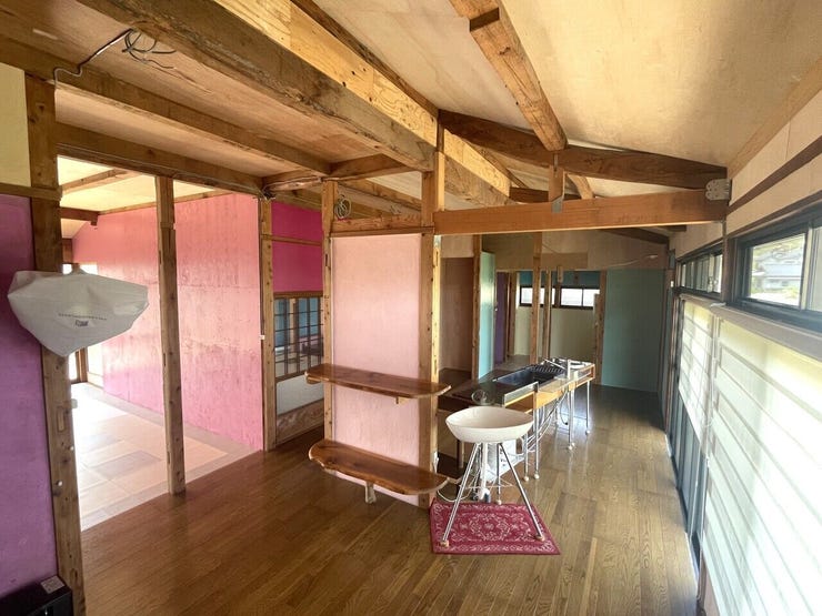 古民家の風合いを生かした室内。