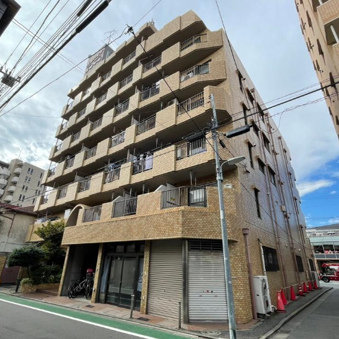【外観】
商店街に隣接する、堂々としたマンション