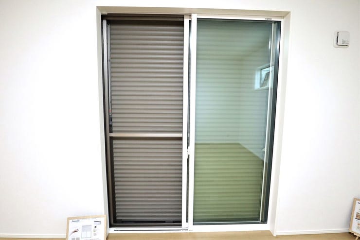 シャッター雨戸 同仕様
スイッチひとつでラクラク開閉できます!