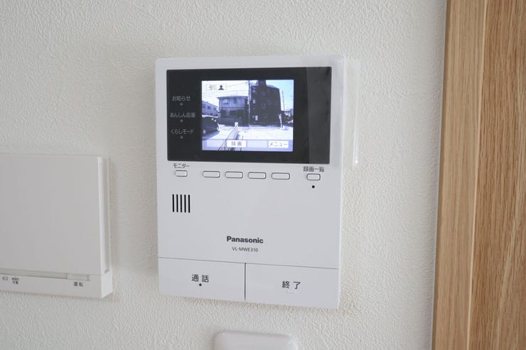 モニター付きインターホン 同仕様
訪問者の顔が確認できるのでお子様の留守番も安心ですね♪