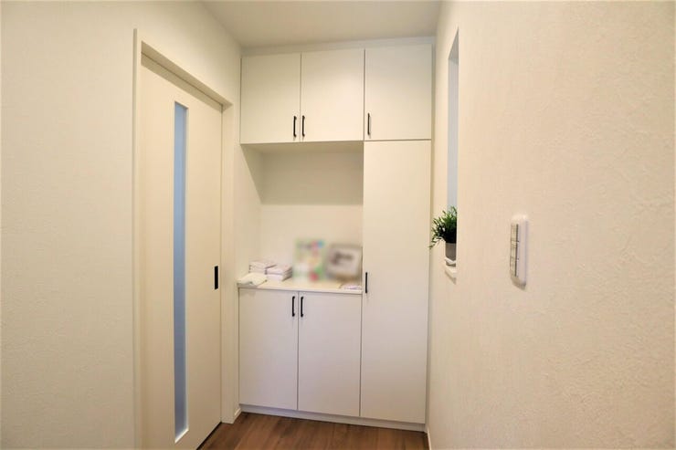 玄関 同仕様
シューズボックス付きの玄関♪
玄関がスッキリとお使いいただけます♪