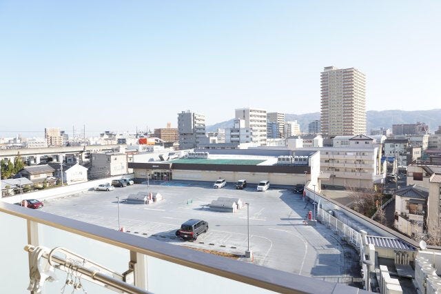 前面駐車場のため遮りなし☆陽当り・眺望良好、山も見えます♪