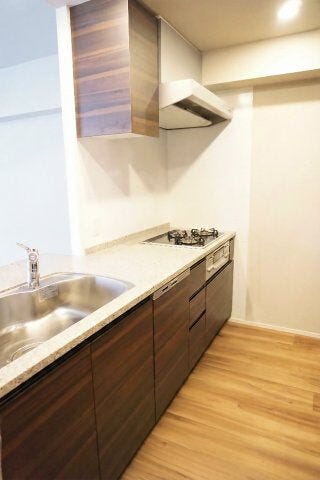 高級感ある大理石天板のシステムキッチンに3コンロ♪