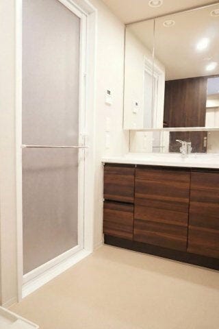 収納豊富☆身支度の際に重宝する三面鏡型洗面台♪