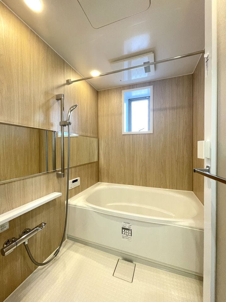 ◇浴室◇
毎日の疲れを癒す場所だからこその、シンプルで落ち着いた空間となっています。浴槽にゆっくりと身を沈め深く瞑想をすれば、また新たな活力が湧いてきます。