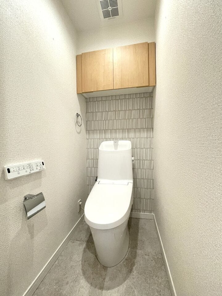 ◇トイレ◇
清潔感溢れ、居心地よく落ち着ける空間となっています。グリーンをプラスしてさらに清潔感をアップするのもオススメです。空気がきれいに感じられ、おしゃれ度もアップしますね。