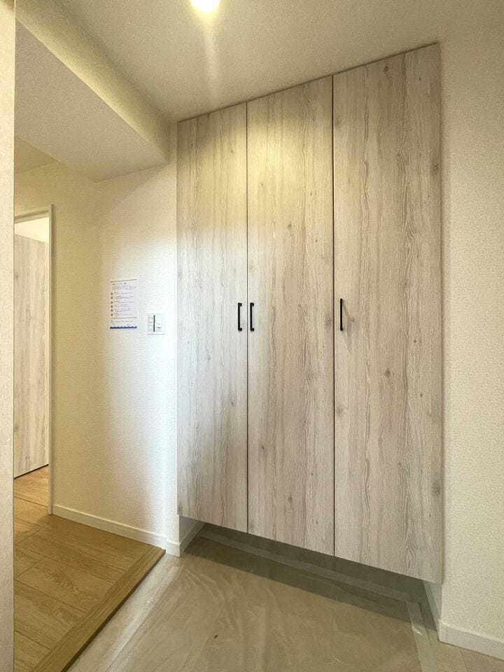 ◇玄関◇
明るく、温かな雰囲気で家族の帰りや来訪者を出迎えてくれる玄関。玄関周りはその家や家族を映し出す、家の顔。どこまでも明るく快適でありたいですね。