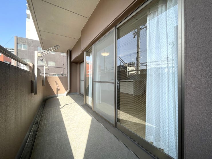 ◇バルコニー◇
1日を通して明るいです。陽の光がたっぷりと降り注ぎますのでお洗濯物もよく乾きそうですね。日中の最も洗濯物干しに適した時間帯を最大限に活用できます。