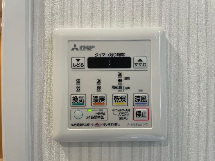 ◇浴室換気乾燥暖房機◇
雨の日が多い時期でも、洗濯物が乾きにくい夜でも、いつでも洗濯機を回すことができます。換気機能もあるので湿気がたまることもなく、浴室のカビを抑えられます。