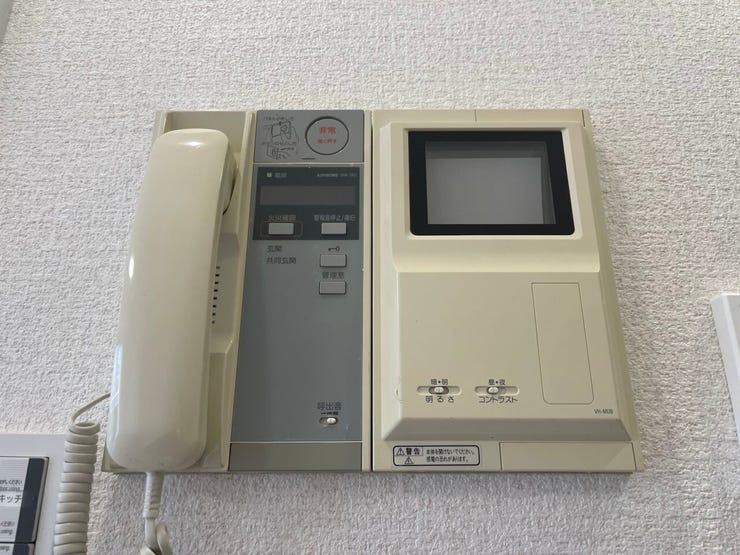 ◇TVモニター付インターホン◇
TVモニターで訪問者を確認してから会話することができますので、安心して対応していただけます。また、姿を見られたくない空き巣や不審者が嫌がるため防犯効果も高まります。