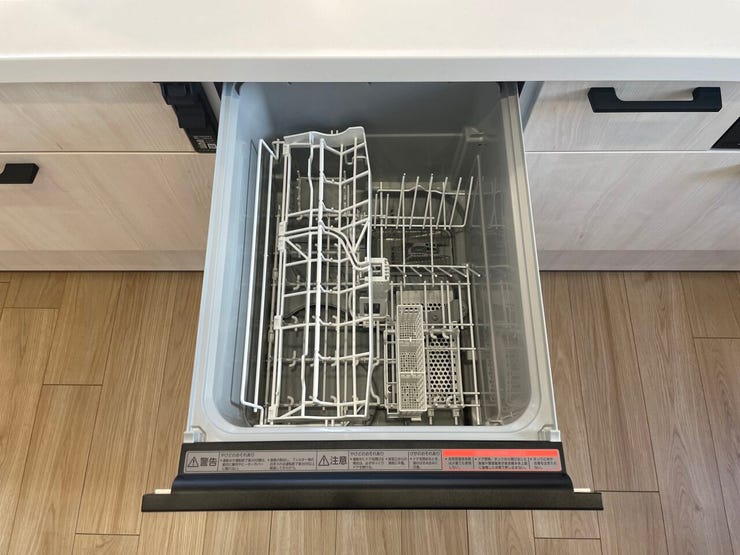 ◇食洗機◇
洗い物に時間を縛られることが無くなり、ご家族との時間も増えますね。加えて手荒れも防げてしかも節水が高い為、需要の高い設備です。