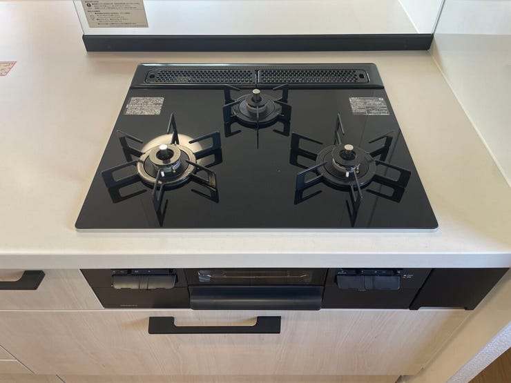 ◇三口コンロ◇
一度にたくさんの調理ができ、朝食の準備もお弁当作りもラクラクです。栄養面や彩りに気を配ると品数も増えますが、広いワークトップなのでたくさん作ってもスペースに余裕があります。