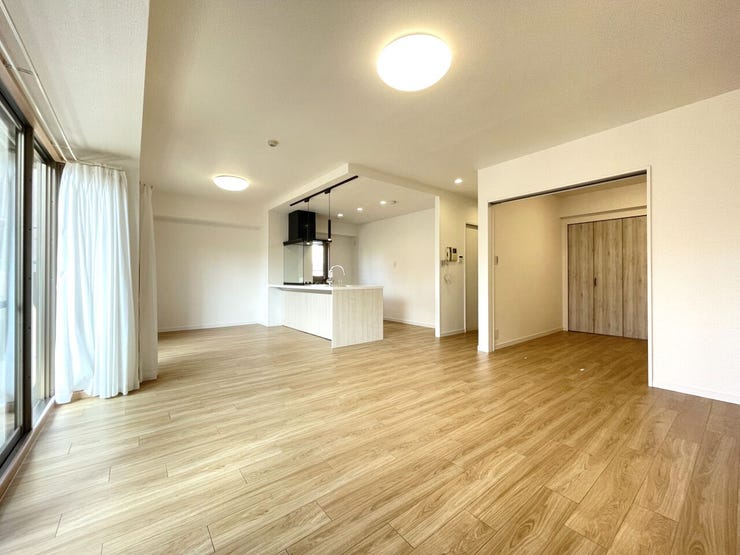 ◇リビング◇
豊かな陽光が、照らしだす空間、この場所は、たくさんの笑顔とたくさんの笑い声がこだまする場所、豊かな光に満ちた時がもたらす心地よい時間をお楽しみください。