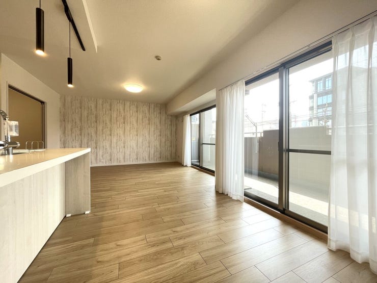 ◇リビング◇
リビングからは豊かな採光が射し込んできます。明るさと解放感に溢れゆったりとしたひと時を過ごすことが出来ます。柔らかな陽光は暮らしをより豊かなものにしますね。