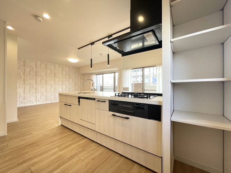 ◇キッチン◇
システムキッチンを採用。十分な調理スペースのあるスッキリしたキッチンとなっています。調理器具などをしまえるキャビネットも豊富で調理の作業効率も上がります。毎日の家事がより快適になります